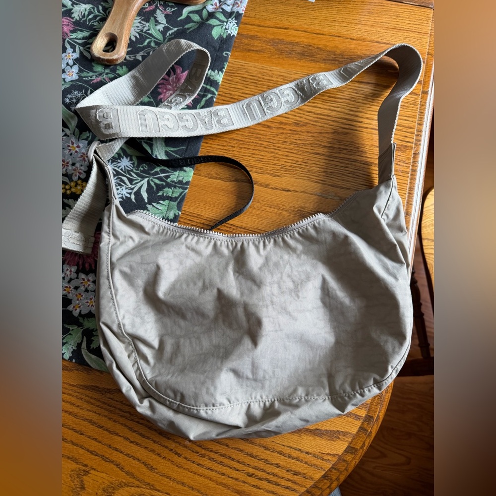 Medium crescent baggu